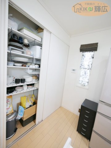 キッチンには天井までたっぷり使える大容量のパントリーを設置。散らかりがちな食器類や調理器具までまとめて収納できるため、キッチン周りを常に美しく保てます。扉を閉めれば生活感をサッと隠せるのも嬉しいですね