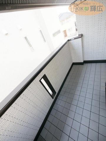 光と風が通り抜ける、開放感たっぷりのバルコニーです。足元は高級感のあるタイル敷きで仕上げられており、お手入れがしやすく、見た目も非常にスタイリッシュ。