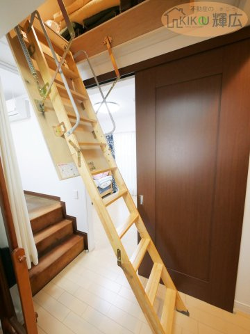 必要な時だけハシゴを下ろして使える格納式ハシゴの屋根裏収納です。廊下のスペースを有効活用しており、使わない時は天井にスッキリ収まるため、2階の動線を邪魔しません