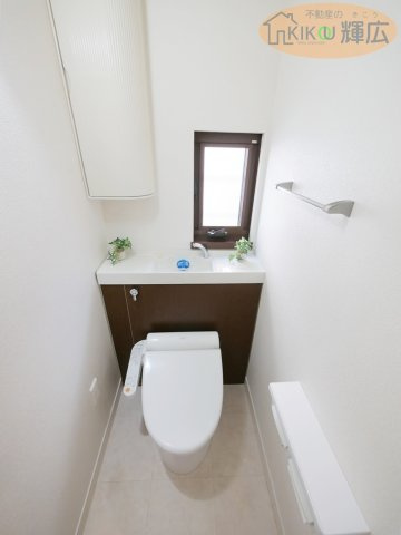 温水洗浄便座付きで快適にご使用いただけるトイレは、手洗いカウンターを備え来客時も安心。小窓付きで換気がしやすく、明るい空間となっております。