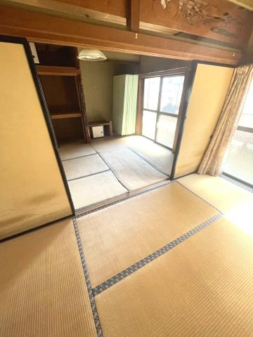 掃き出し窓から外光が入る設計となっています