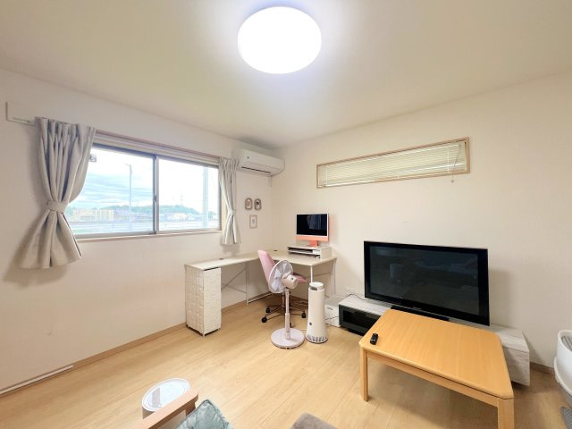 2階南側洋室からは川が見えるリバービューです♪
