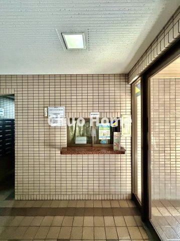 受付(管理人室)。管理会社：大和ライフネクスト株式会社に全部委託・管理人は日勤管理です。