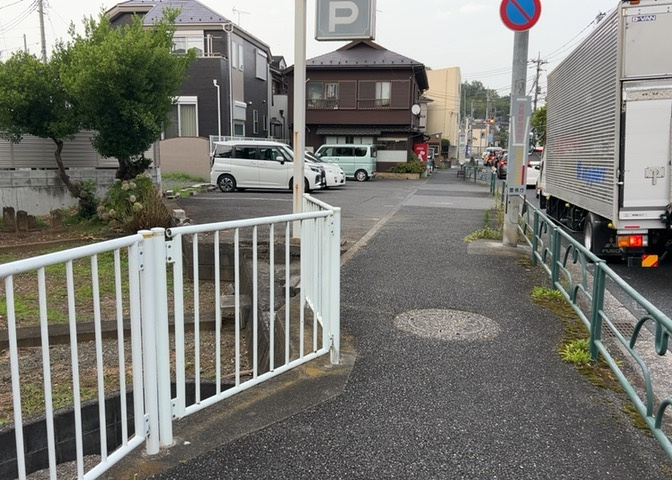 家を建てる場合、方位は要チェックです。現実的に日当たりのよい家ならばリビングは南側、建築基準法でも北側に当たる家への配慮は求められています。土地を見学に行く際は、方位磁針を持って行くようにしましょう。