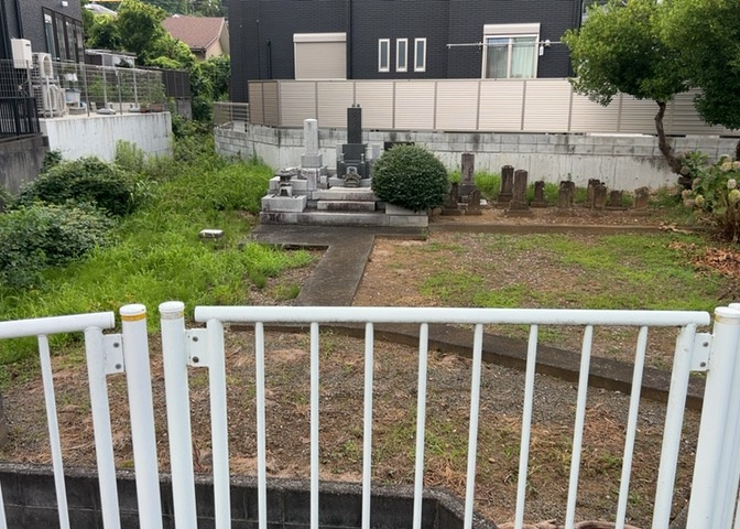 土地の前の道路に消火栓が設置されていることがあります。この場合、道路交通法第45条第1項により、駐車禁止の場所が指定されています。そのため、車庫などの駐車スペースをつくることができない場合があります。