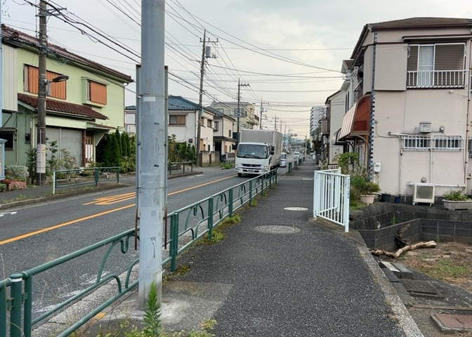 現地に行くなら、物件の周囲の地形がどうなっているかを見ることも大切です。周辺より低くなっている土地では、大雨などで水が集まりやすいため、地盤が弱くなっているということも考えられるため、注意が必要です。