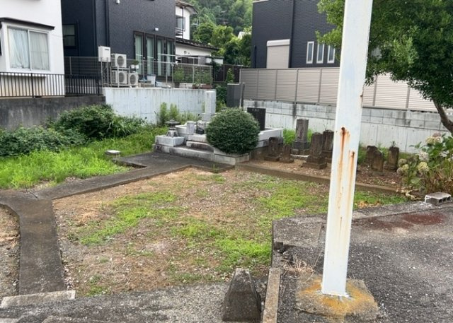土地購入を検討されている場合、境界杭がない状態で購入してしまうと境界確定測量をする必要があり、費用がかかります。購入の前に、売主、隣土地所有者立ち合いのもと境界を確定し境界杭を設置するのがベストです。