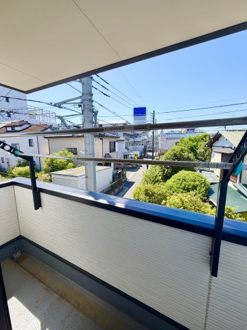 【バルコニー】2階部分バルコニー。南向きでたくさんの陽が差し込みます。