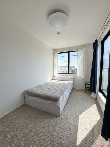 【洋室】3階洋室6．6帖。2面採光で明るいお部屋です。