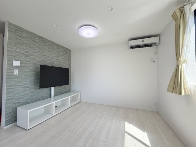 【リビング】壁の1面に「調湿・脱臭」機能に優れたエコカラットを使用。