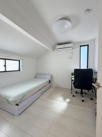 【洋室】3階洋室5．8帖。勾配天井で開放感のあるお部屋です。