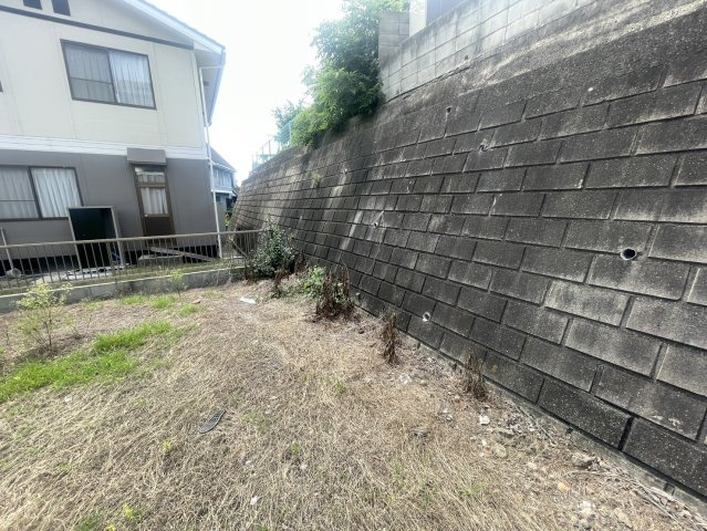 広々とした敷地の一角です。建物配置の自由度が高く庭や家庭菜園、趣味のスペースなど、ライフスタイルに合わせた活用をご検討いただけます。約146坪の広さを活かした、ゆとりある住まいづくりが可能な土地です。