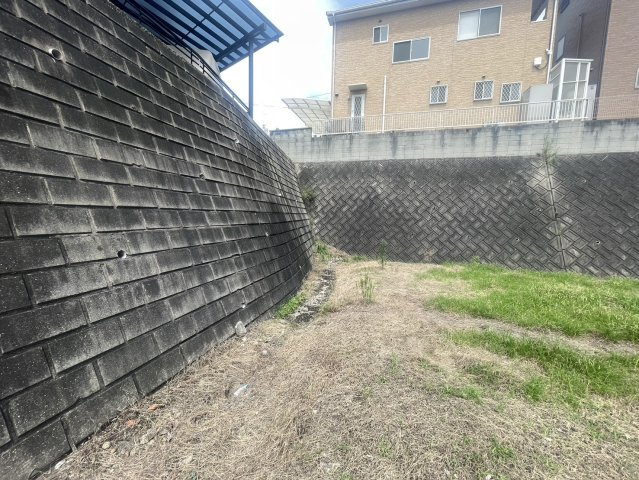 敷地の奥行きや広さを感じられる現地写真です。約484.97？（約146.70坪）のゆとりある土地は、建物だけでなく庭や植栽なども計画しやすく、ご家族の暮らしに合わせた住まいづくりをご検討いただけます。