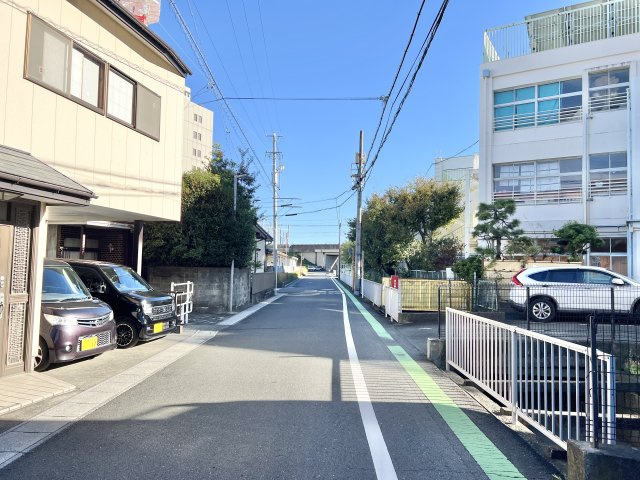 前面道路南側を向いて撮影しました。