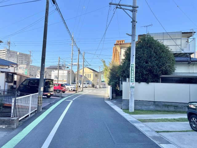 前面道路北側を向いて撮影しました。