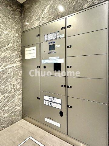 【宅配ボックス】在宅時・不在時に関わらず、居住者の代わりに非対面で宅配物を受け取ってくれる便利な設備です。わかりやすくご説明致しますので見学時にはお部屋だけではなく共用部分もぜひチェックしてください。