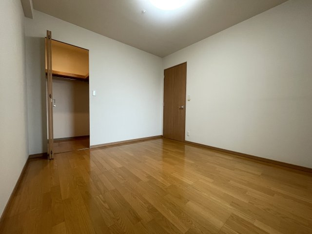 【洋室約7.2帖】使いやすい形のお部屋です。奥にはWICもありますよ。