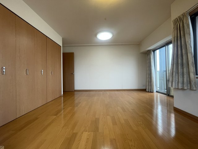 【洋室約13.4帖】主寝室にいかがでしょうか。