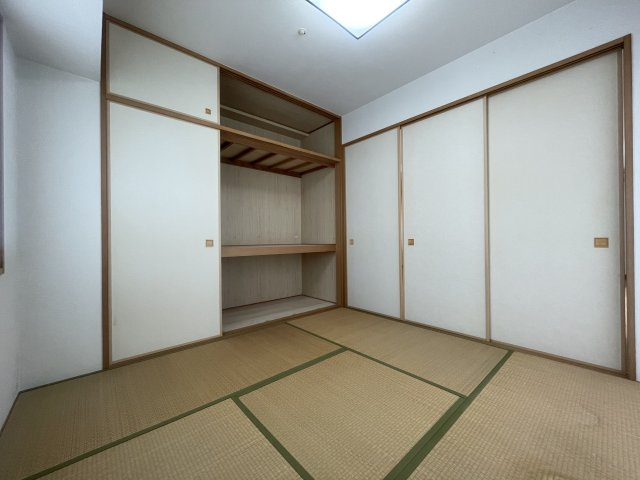 【和室約5.4畳】天袋付きの押入れもあります。