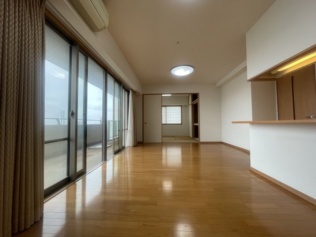 奥の和室と一体で使うこともできます。