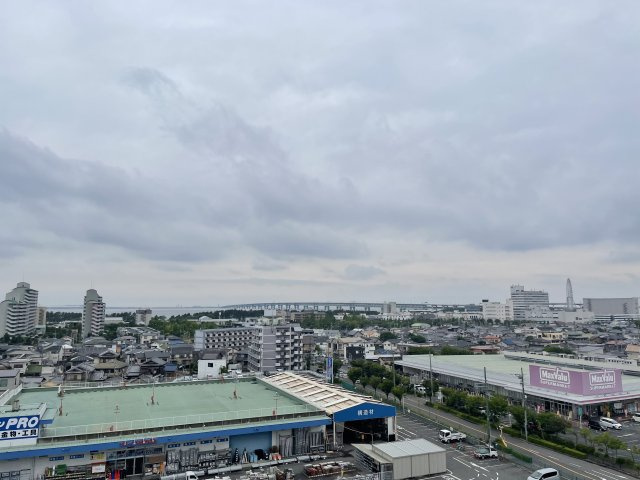 西側バルコニーからの眺望。大阪湾や連絡橋を臨めます。