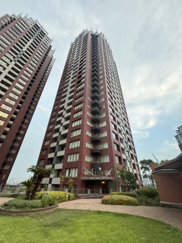 正面建物がWESTです。