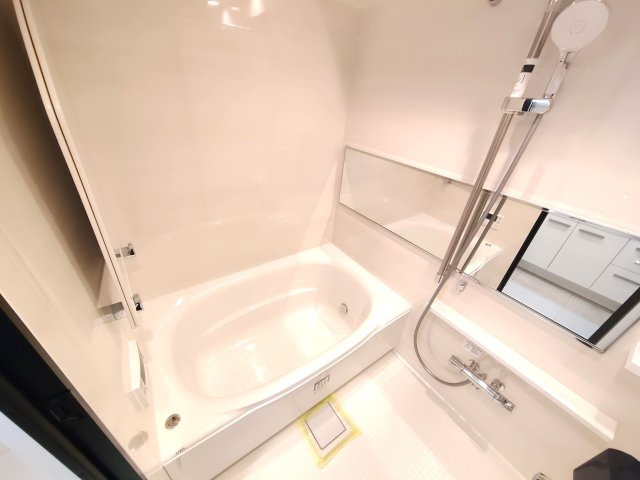 ゆったりとした浴槽を備えたバスルーム。一日の疲れを癒やすリラックスタイムを過ごせます。