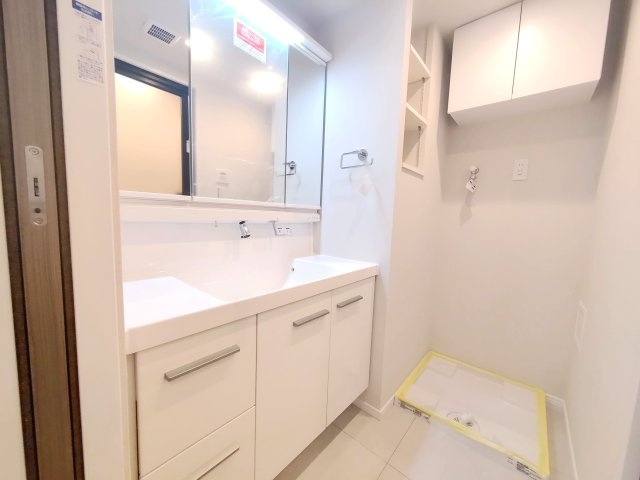 収納や機能性を兼ね備えた広々とした洗面化粧台が、朝の忙しい時間でも心に余裕とゆとりを作ってくれます。