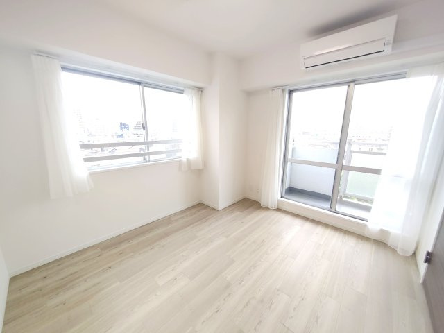 二面に窓があることで、採光＆通風が良好なだけでなく、お部屋を広く感じさせてくれるメリットがあります。