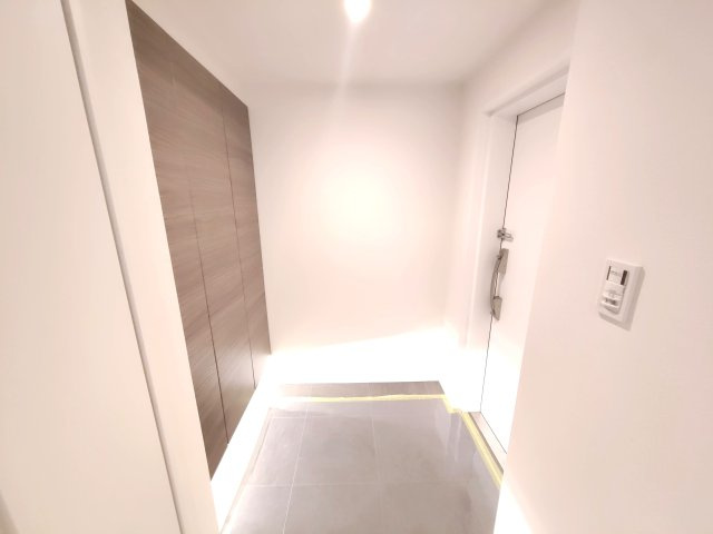 玄関には下足入れを備え、靴や小物をすっきり収納できます。生活動線に配慮された間取りです。