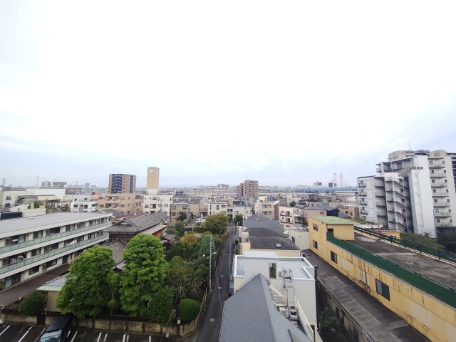 遠くまで見渡せる爽やかな景色が広がり、季節の移り変わりや豊かな光を感じられる特等席。