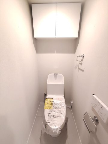 お手入れのしやすい清潔で快適な温水洗浄便座付きトイレです！