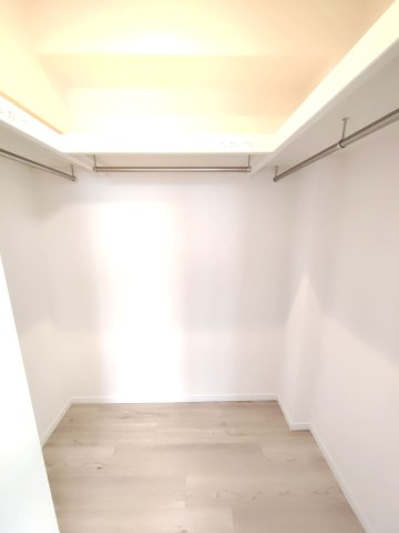 大容量のウォークインクローゼットなので、かさばりがちなお荷物もすっきりと収納できます。