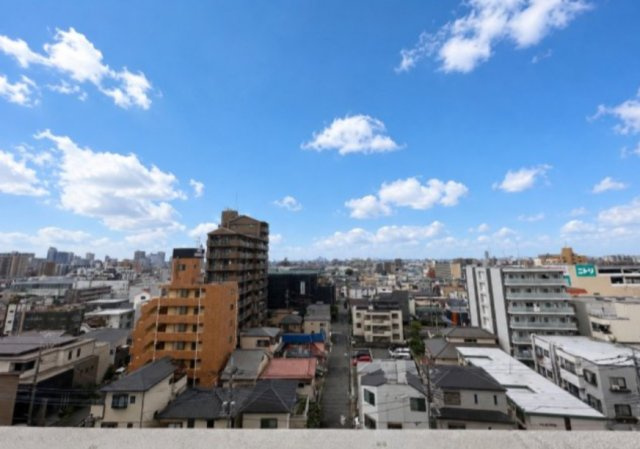 8階バルコニーからの眺望　周辺に高い建物もなく、開放感あります。