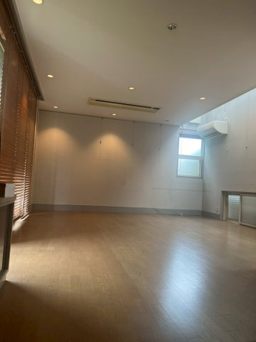 広いリビング　ダイニングキッチンとの間は3段ほどの階段があり使いやすく設計をされています。収納も豊富、開口部は広く日当たりも良好です。