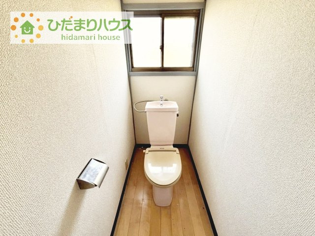 小窓が付いているので、トイレも明るい空間になっております♪