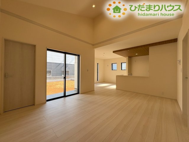 開放的な勾配天井デザインが魅力のLDK！大きな窓からあたたかな陽光が差し込み、家族みんながゆったり寛げる空間です★