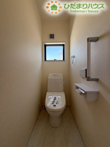 こちらのトイレも手すりが設置されており、どなたでも安心して利用できます。明るい空間で、気分もリフレッシュできますね♪