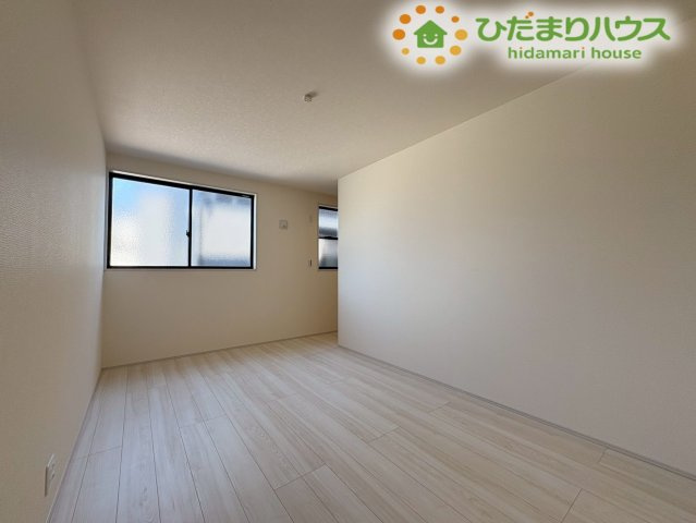 7.5帖の広々主寝室です。大きなベットやドレッサーも置けるスペースがあります。静かな環境で、一日の疲れをゆっくり癒せる、安らぎの空間が作れます☆