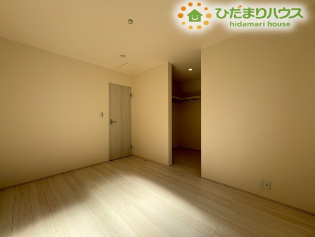 窓から自然光が差し込み、明るい雰囲気になっています。静かな環境なので、勉強にも集中できそうですね。自分だけの空間で、楽しい思い出が作れます！