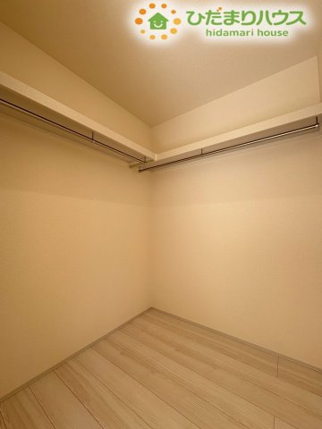 子供部屋に備え付けられた大容量のウォークインクローゼットです。衣服だけでなくおもちゃや季節のアイテムもまとめてスッキリ収納できます。