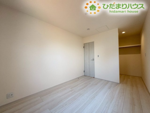 二面採光で明るく、風通しも良いので快適に過ごせます。デスクを置けばテレワークスペースとしても活用でき、仕事にも集中できそうですね!