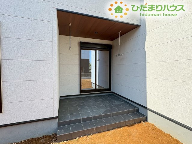 ゴミの一時置き場やアウトドア用品置き場に使えるインナーポーチです。屋根付きなので雨で濡れる心配もありません！お洗濯物も干すことができます★