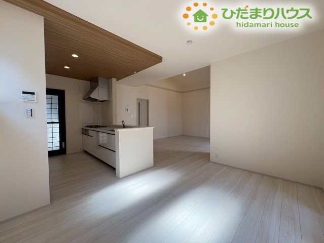 自然光が差し込む、明るいリビングダイニングです。20帖とゆとりがあるので、お気に入りの家具を置いて家族みんなでくつろげる空間が作れます♪