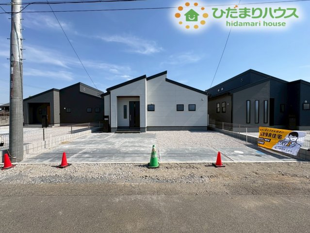 並列で4台停められる、広々したカースペースです。車を複数台所有しているご家族や、来客時にも困りません。広めのスペースなので、運転が苦手な方でも安心して駐車できそうですね！