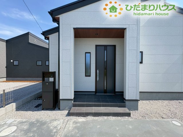 玄関ポーチは広々としており、荷物が多い時もスムーズに出入りできます。落ち着いた色合いのドアが、家の顔としてお客様を優しく出迎えます。毎日の生活に寄り添う、使いやすい玄関です(^^)/