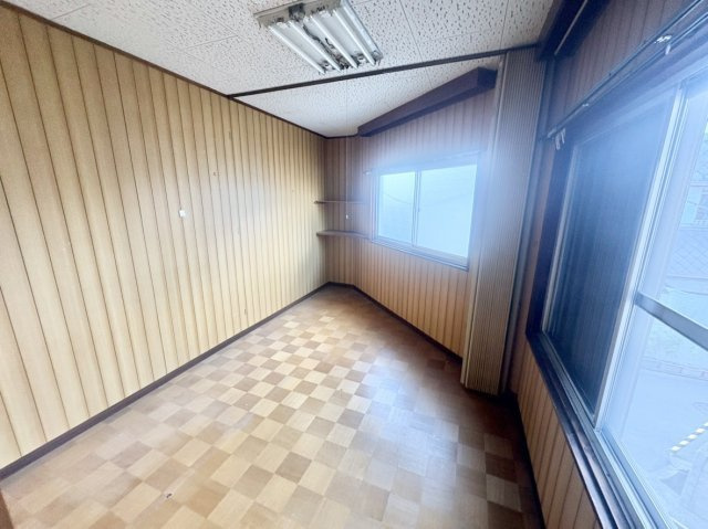 2階洋室　和室と続き間になり北西二面採光の穏やかな光が心地よく、集中したい趣味部屋や書斎におすすめ。