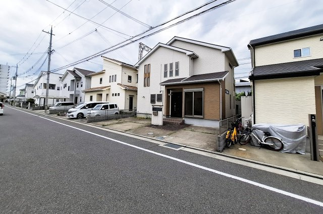 前面道路含む外観