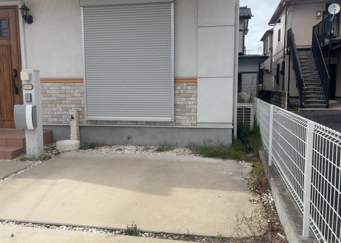 建物の基礎工事の方法は、主流となっているベタ基礎（防湿基礎）と布基礎の2種類に分類され、床下の通気性や耐久性などに違いがあります。建物の基礎部分の構造や付帯設備など詳細については現地でご確認ください。