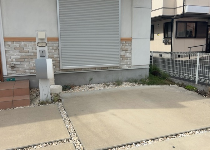 床下換気口は、床下に湿気がこもることを防ぎ、効果的に換気を行うために設置されています。床下換気口が設置されていない建物は、基礎パッキング工法などにより換気を行なっています。詳細は現地でご確認ください。